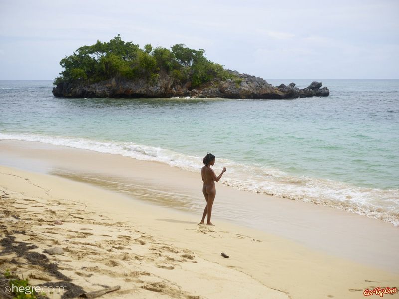 Голая африканка показывает попку на берегу моря